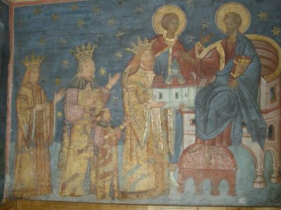 En furste (Stefan cel Mare?) skänker Kristus en kyrka. Väggmålning i Voroneţ.